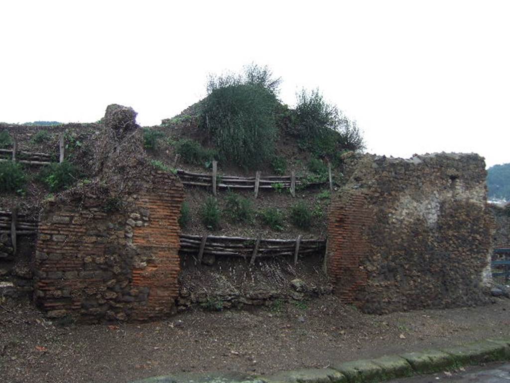 III.7.4 on the left, III.7.5 in the centre, III.7.6 on the right of the photo. December 2005. Entrance doorways.
In the front façade between III.7.5 and III.7.6 there was a window.