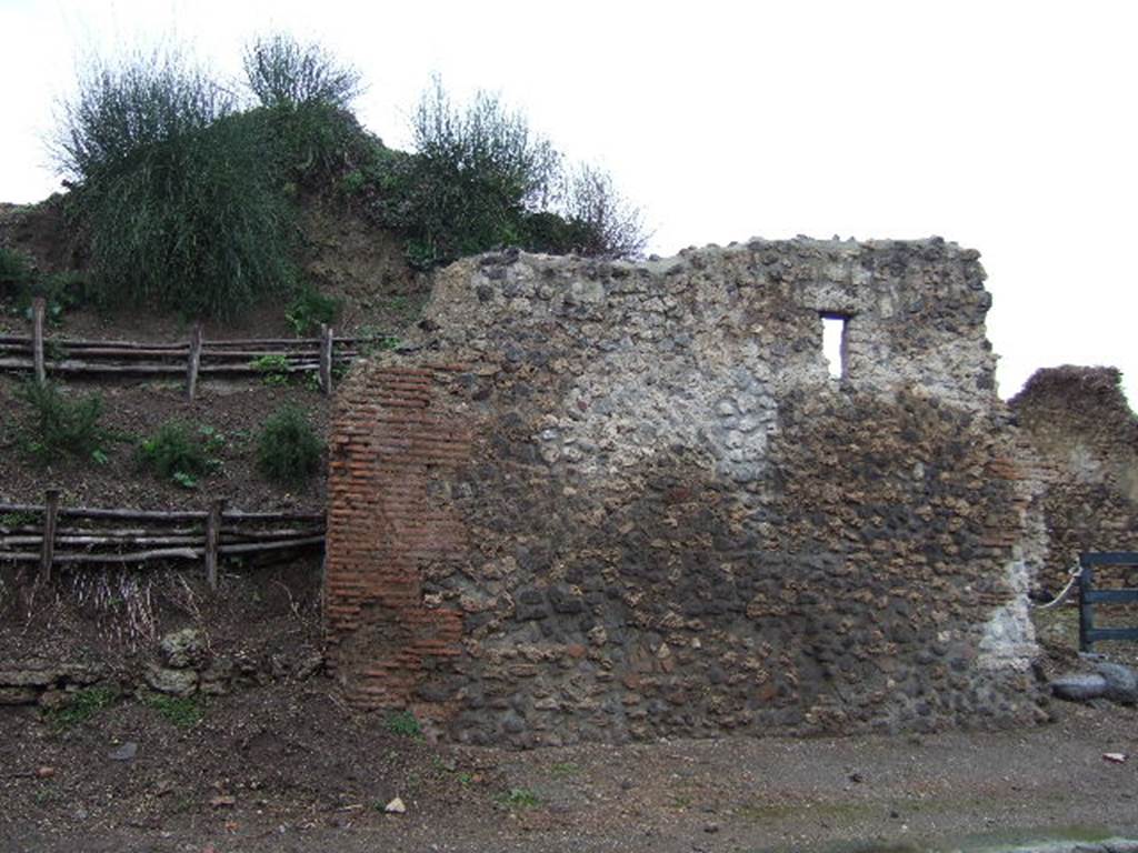 III.7.5 Pompeii. December 2005. Front wall with window into room of III.7.5, between III.7.5, on left, and III.7.6, on right.