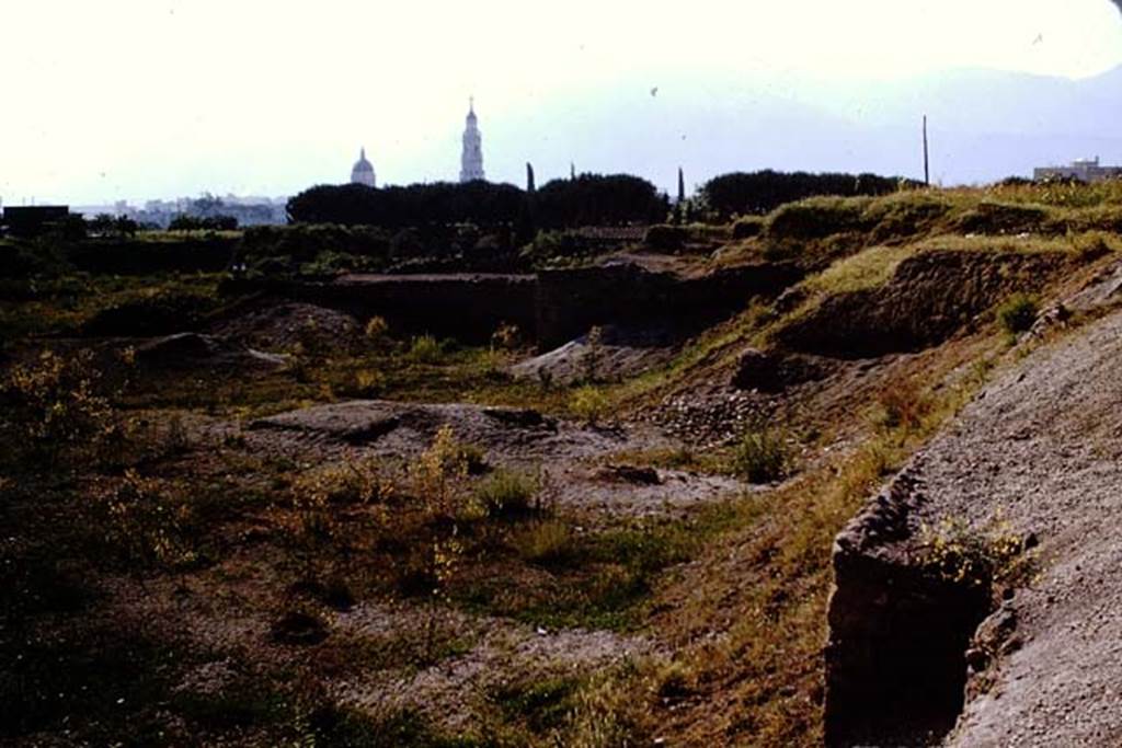 III.7 Pompeii. 1964. Looking south towards remains of triclinium, the ampitheatre and modern Pompeii. Photo by Stanley A. Jashemski.
Source: The Wilhelmina and Stanley A. Jashemski archive in the University of Maryland Library, Special Collections (See collection page) and made available under the Creative Commons Attribution-Non Commercial License v.4. See Licence and use details.
J64f1998
