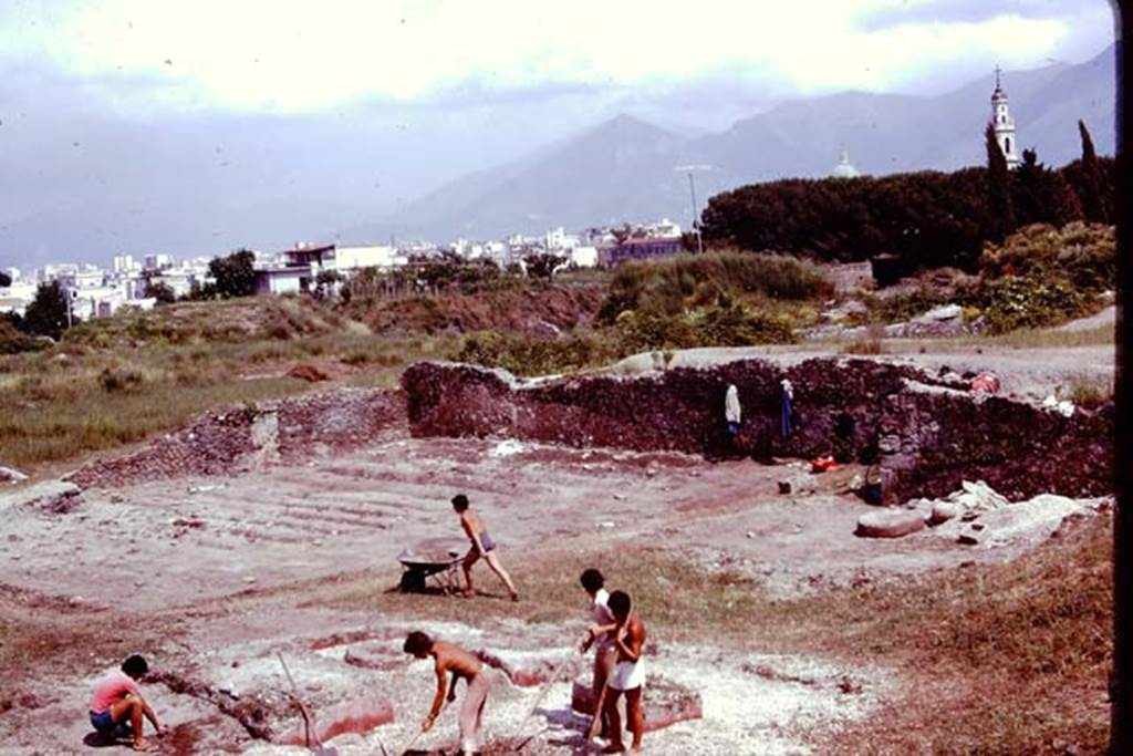 III.7 Pompeii. 1976. Looking south-east across site towards modern Pompeii. Photo by Stanley A. Jashemski.   
Source: The Wilhelmina and Stanley A. Jashemski archive in the University of Maryland Library, Special Collections (See collection page) and made available under the Creative Commons Attribution-Non Commercial License v.4. See Licence and use details. J76f0352