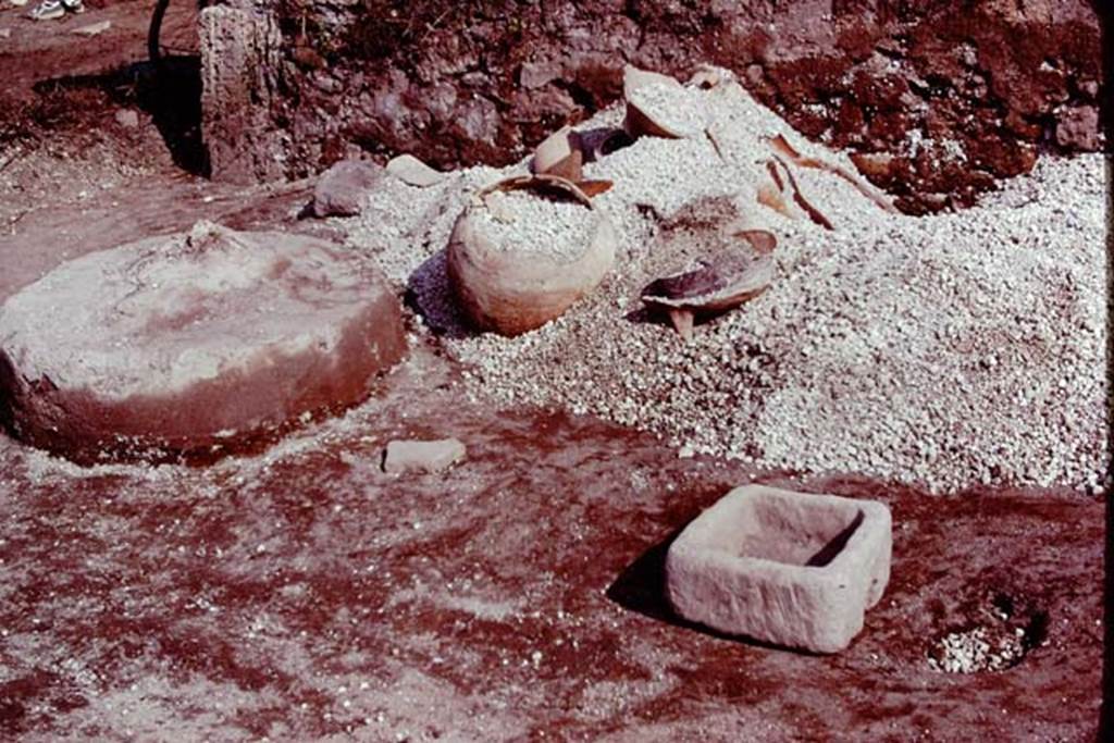 III.7 Pompeii. 1976. Circular object, terracotta pots and a watering basin. Photo by Stanley A. Jashemski.   
Source: The Wilhelmina and Stanley A. Jashemski archive in the University of Maryland Library, Special Collections (See collection page) and made available under the Creative Commons Attribution-Non Commercial License v.4. See Licence and use details. J76f0359