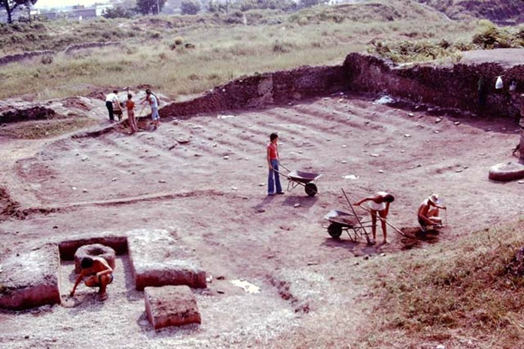 III.7 Pompeii. 1976. Looking south-east across site. Photo by Stanley A. Jashemski.   
Source: The Wilhelmina and Stanley A. Jashemski archive in the University of Maryland Library, Special Collections (See collection page) and made available under the Creative Commons Attribution-Non Commercial License v.4. See Licence and use details. J76f0363