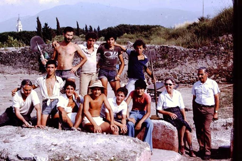 III.7 Pompeii. 1976. Wilhelmina’s workers resting on the triclinium. Photo by Stanley A. Jashemski.   
Source: The Wilhelmina and Stanley A. Jashemski archive in the University of Maryland Library, Special Collections (See collection page) and made available under the Creative Commons Attribution-Non Commercial License v.4. See Licence and use details. J76f0443