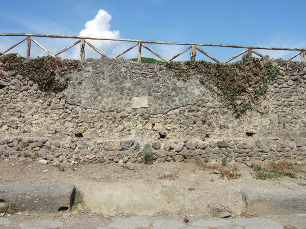 III.7.6/7 Pompeii. 
Possible roadway (now blocked) forming crossroads at Via dell’Abbondanza. The area to the right is still referred to as part of III.7