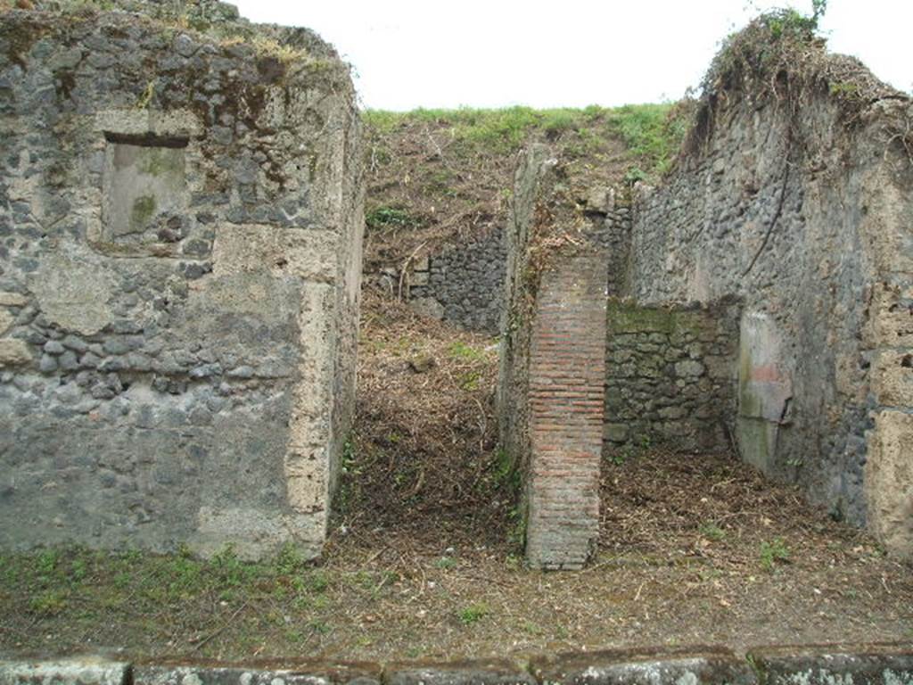 III.8.4 Pompeii (on left). May 2005.  Entrance of fauces leading to atrium. According to Liselotte Eschebach the painting identified by Fröhlich as F22 may come from the facade of this house. See Eschebach, L., 1993. Gebäudeverzeichnis und Stadtplan der antiken Stadt Pompeji. Köln: Böhlau. (p. 111).