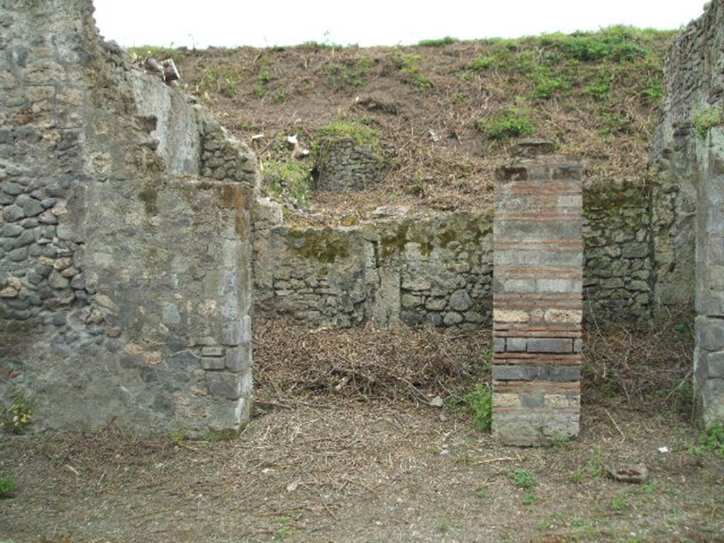 III.8.6 Pompeii (in centre) and III.8.5 (on right). May 2005.  Entrance to a vestibule, with possible steps to upper floor, and rear door leading to atrium and workshop.