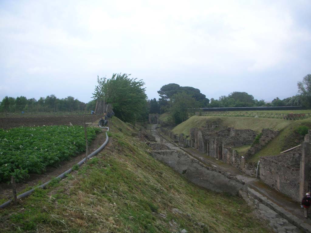 Via di Nola, Pompeii. May 2010. Looking towards east wall from above IV.1, lower centre. Photo courtesy of Ivo van der Graaff.