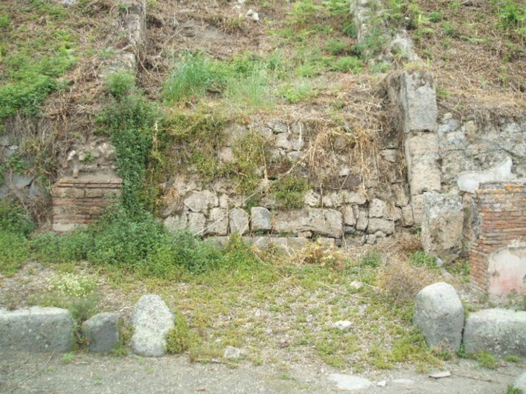 IV.1.g Pompeii. May 2005.             Unnamed blocked vicolo                    IV.2