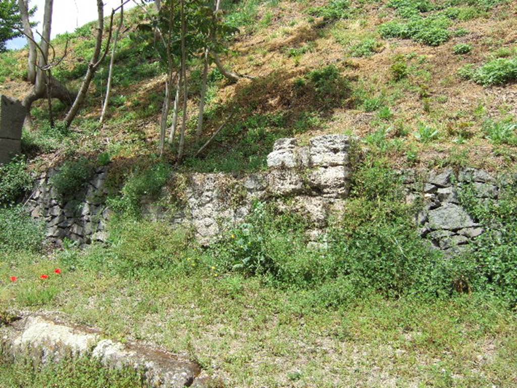 IV.3.b Pompeii. May 2006. Entrance (left) and IV.3.c (right)