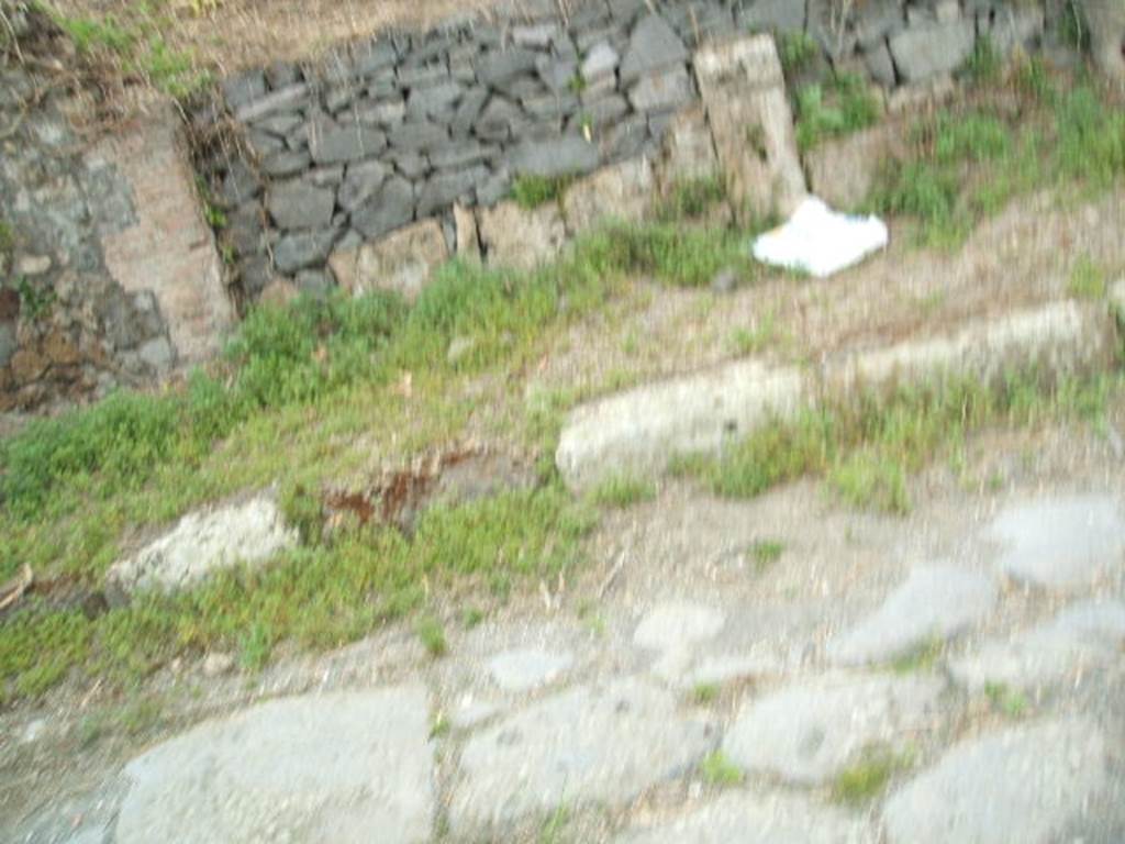 IV.3.f Pompeii.  May 2005.  Entrance in centre and IV.3.g (on right)