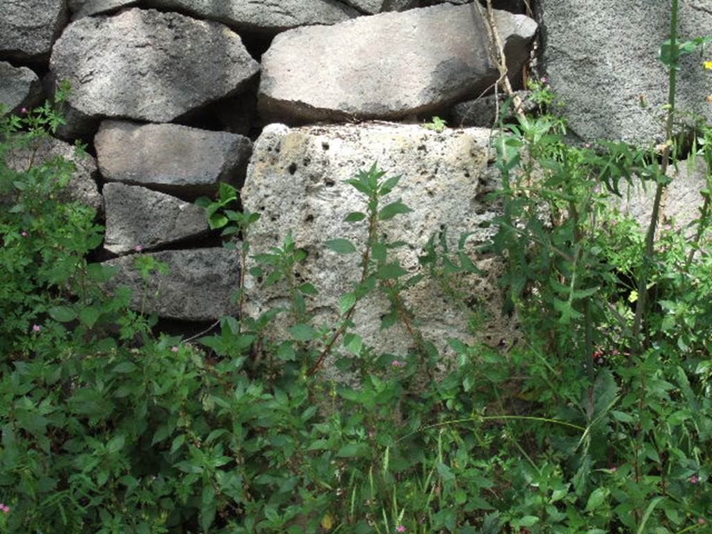 Wall dividing IV.4.c and IV.4.d, Pompeii.  May 2006