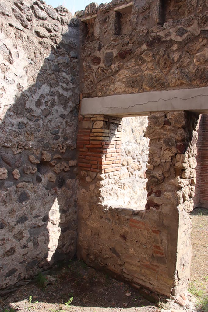V.1.2 Pompeii. October 2023. 
South-east corner, with window in south wall. Photo courtesy of Klaus Heese.
