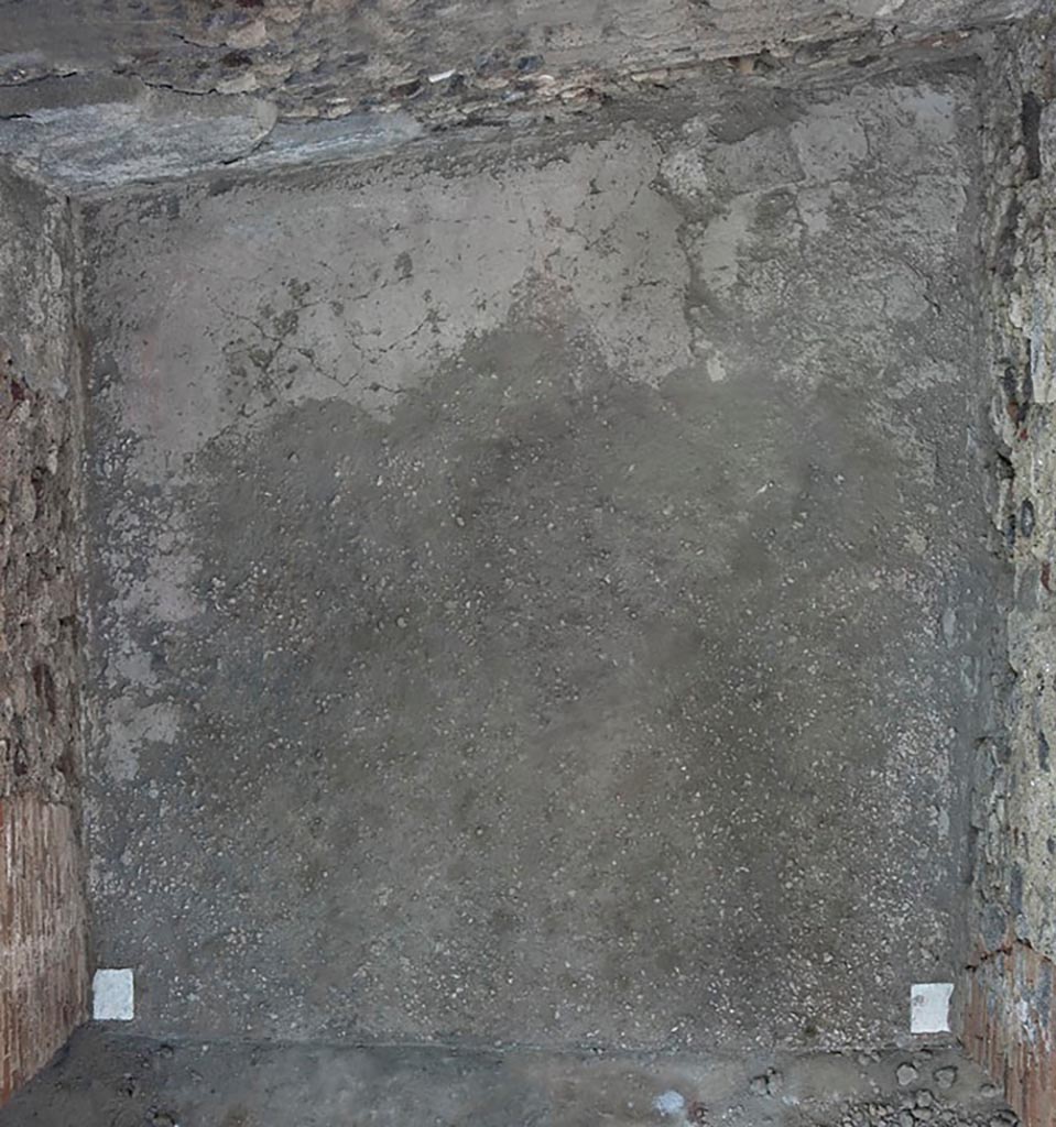 V.1.3 Pompeii. c.2008-10. 
Room “a”, tablinum. Looking down onto flooring. Photo by Hans Thorwid.
Photo courtesy of the Swedish Pompeii Project.