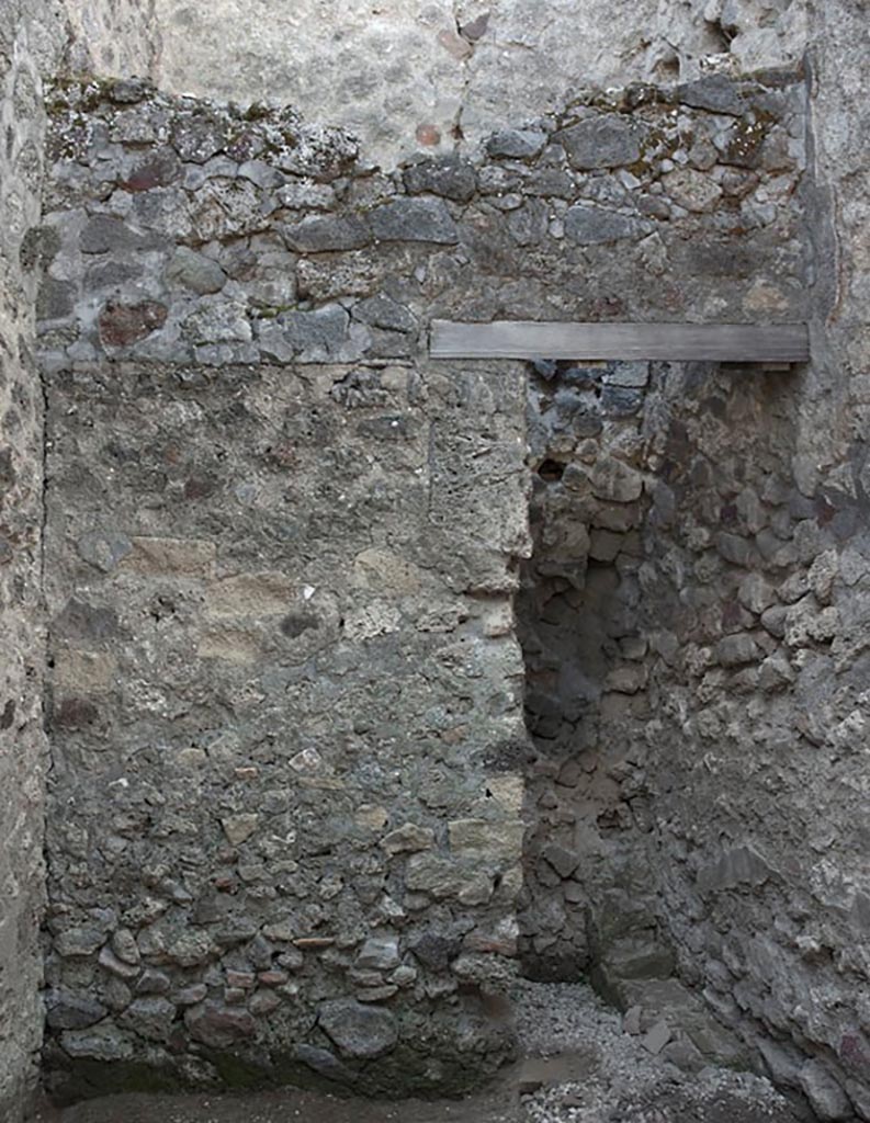 V.1.3 Pompeii. c.2008-10. 
Room “c”, west wall of outer room with doorway into latrine. 
Photo by Hans Thorwid.
Photo courtesy of the Swedish Pompeii Project.