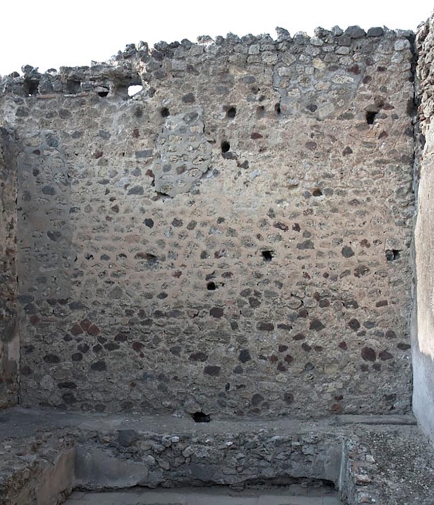 V.1.3 Pompeii. c.2008-10. Room “d”, north wall with bench. Photo by Hans Thorwid.
Photo courtesy of the Swedish Pompeii Project.