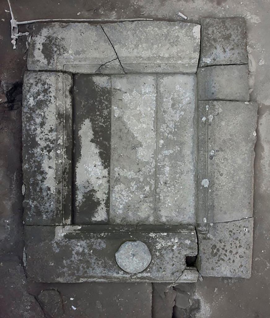 V.1.3 Pompeii. c.2008-10. 
Room 2, Tufa impluvium in atrium, with lid of cistern mouth on south side. 
Photo by Hans Thorwid.
Photo courtesy of the Swedish Pompeii Project.