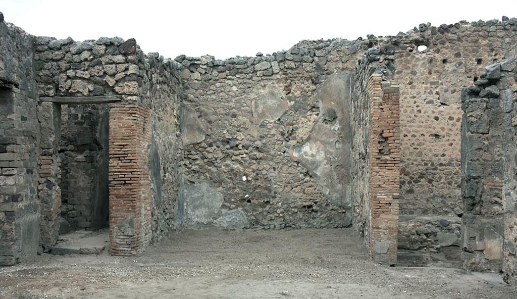 V.1.3 Pompeii. c.2008-10. North wall of room 2, atrium. Room “a” the tablinum is in the centre. Photo by Hans Thorwid.
Photo courtesy of the Swedish Pompeii Project.