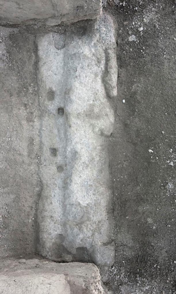 V.1.3 Pompeii. c.2008-10.  
Doorway threshold of room 6 on west side of atrium.
Photo by Hans Thorwid.
Photo courtesy of the Swedish Pompeii Project.