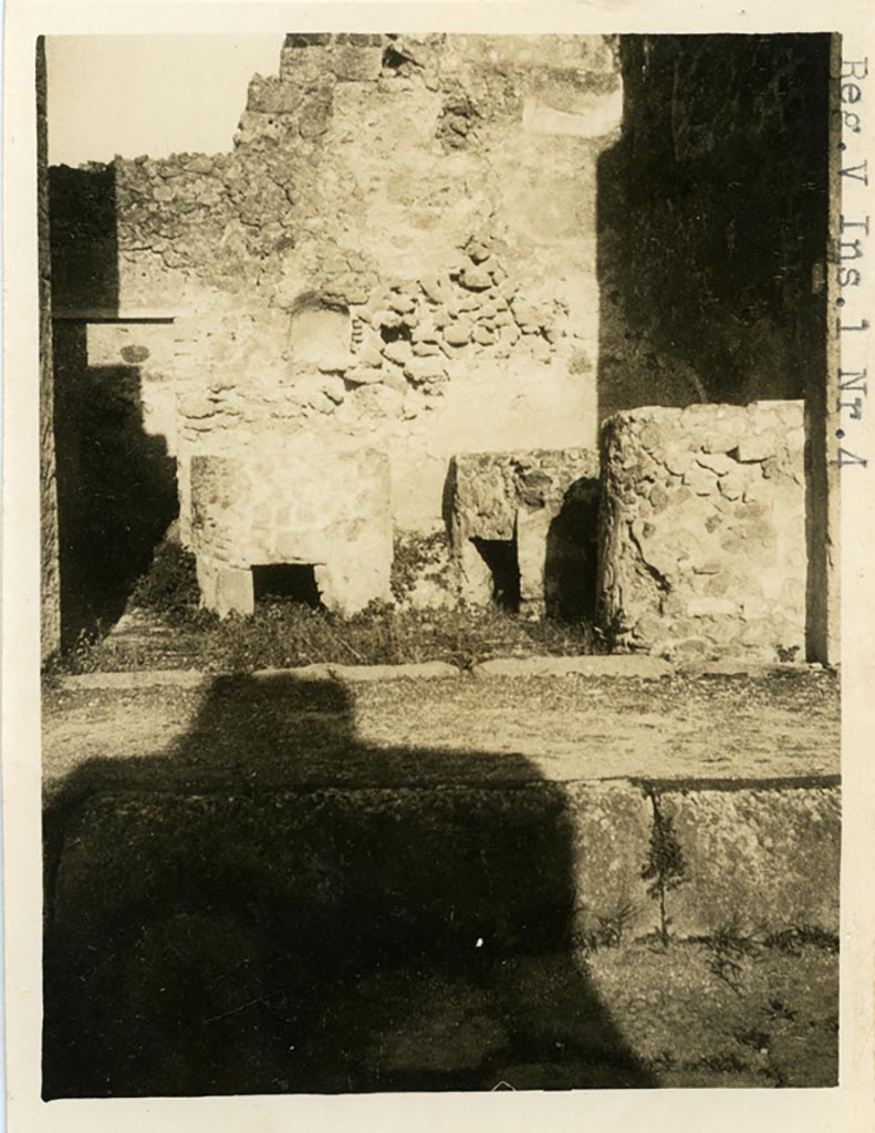 V.1.5, Pompeii, but numbered as V.1.4 on photo. Pre-1937-1939. Looking north to entrance on Via di Nola.
Photo courtesy of American Academy in Rome, Photographic Archive. Warsher collection no. 268.