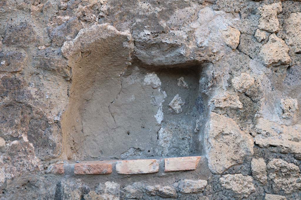 V.1.5 Pompeii. December 2018. North wall with niche. Photo courtesy of Aude Durand.