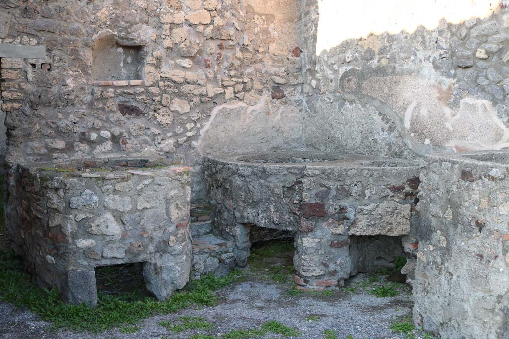 V.1.5 Pompeii. December 2018.  
North wall with niche, with boilers against the north wall and north-east corner. Photo courtesy of Aude Durand.