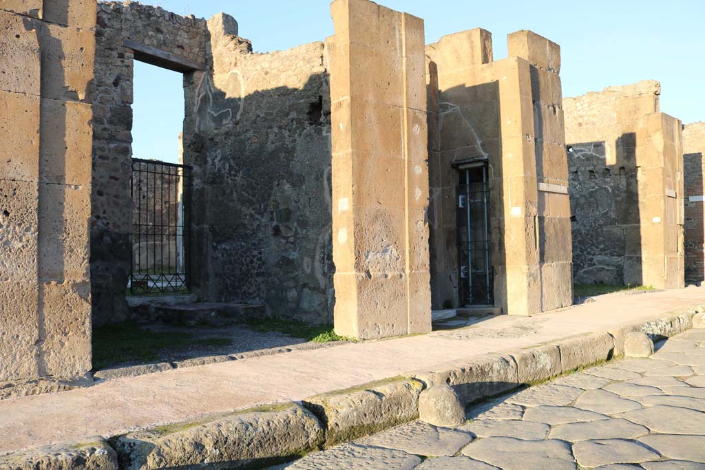 V.1.6 Pompeii, on left, V.I.7, in centre, and V.1.8, on right. December 2018. 
Looking north-east from Via di Nola, towards entrance doorways. Photo courtesy of Aude Durand.