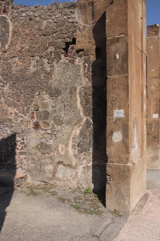 V.1.6 Pompeii. October 2023. 
Looking towards east side of entrance doorway. Photo courtesy of Klaus Heese.