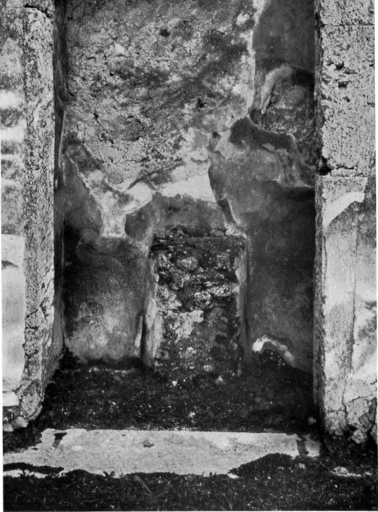 V.1.7 Pompeii. 1930s? Room 5, looking south towards round altar with paintings of serpents on either side. 
See Boyce G. K., 1937. Corpus of the Lararia of Pompeii. Rome: MAAR 14. (p. 32, pl. 39,4)
