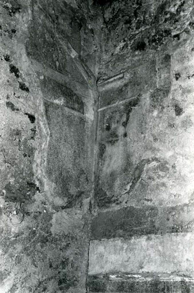 V.1.7 Pompeii. 1972. House of the Bull, second doorway, third room, E of atrium, NE corner.  Photo courtesy of Anne Laidlaw.
American Academy in Rome, Photographic Archive. Laidlaw collection _P_72_8_27.