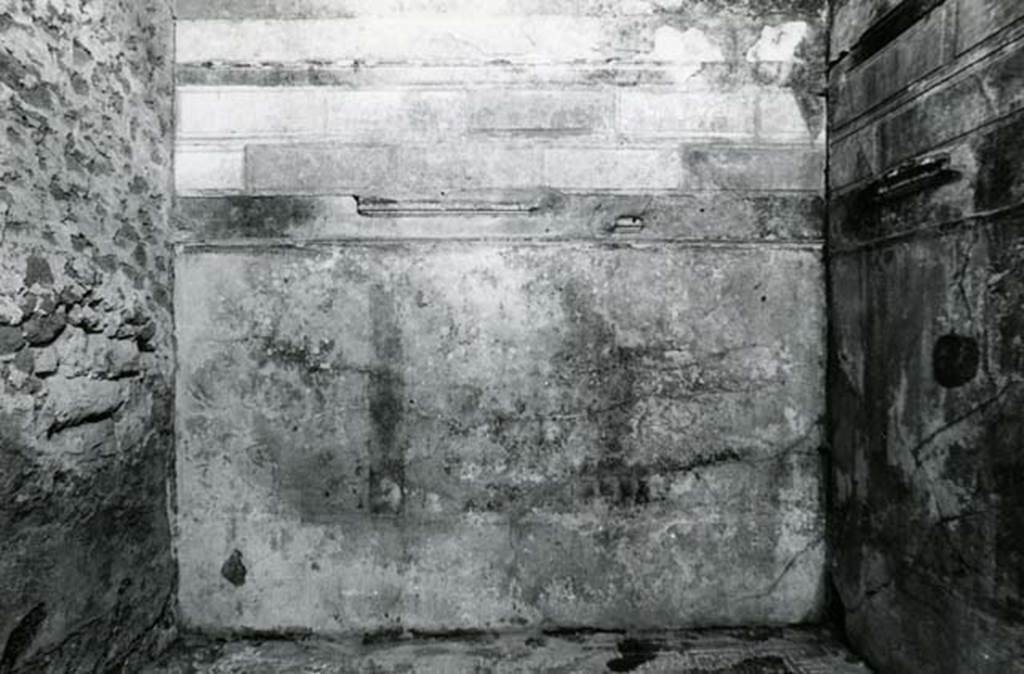 V.1.7 Pompeii. 1972. House of the Bull, second room doorway, right of atrium, back E wall.  Photo courtesy of Anne Laidlaw.
American Academy in Rome, Photographic Archive. Laidlaw collection _P_72_8_9.