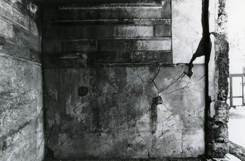 V.1.7 Pompeii. 1972. House of the Bull, second doorway, third room, right of atrium, S wall and SE corner.  Photo courtesy of Anne Laidlaw.
American Academy in Rome, Photographic Archive. Laidlaw collection _P_72_8_32.