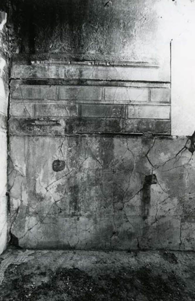 V.1.7 Pompeii. 1972. House of the Bull, second doorway, third room, right of atrium, S wall.  Photo courtesy of Anne Laidlaw.
American Academy in Rome, Photographic Archive. Laidlaw collection _P_72_8_15.