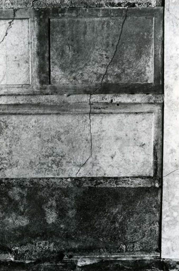 V.1.7 Pompeii. 1972. House of the Bull, second doorway, third room, right of atrium, S wall.  Photo courtesy of Anne Laidlaw.
American Academy in Rome, Photographic Archive. Laidlaw collection _P_72_8_31.