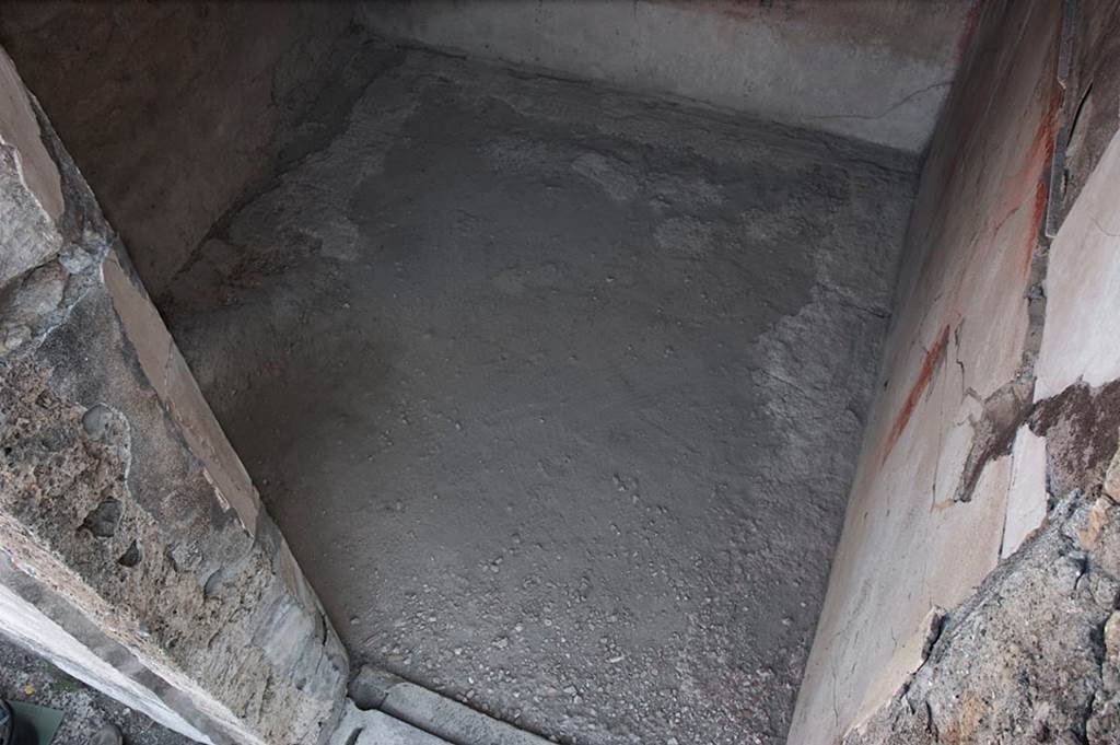 V.1.7 Pompeii. c.2005-7. Room 8, looking east across floor from doorway. Photo by Hans Thorwid. 
Photo courtesy of the Swedish Pompeii Project.
