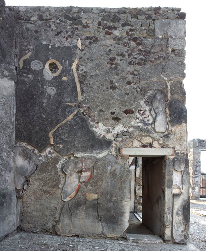 V.1.7 Pompeii. c.2005-7.  
Room 9, south wall of ala, with doorway into cubiculum 8. Photo by Hans Thorwid. 
Photo courtesy of the Swedish Pompeii Project.