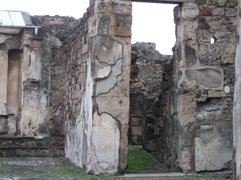 V.1.7 Pompeii. December 2007. Room 10, corridor to peristyle “b”, on east side of tablinum 13.