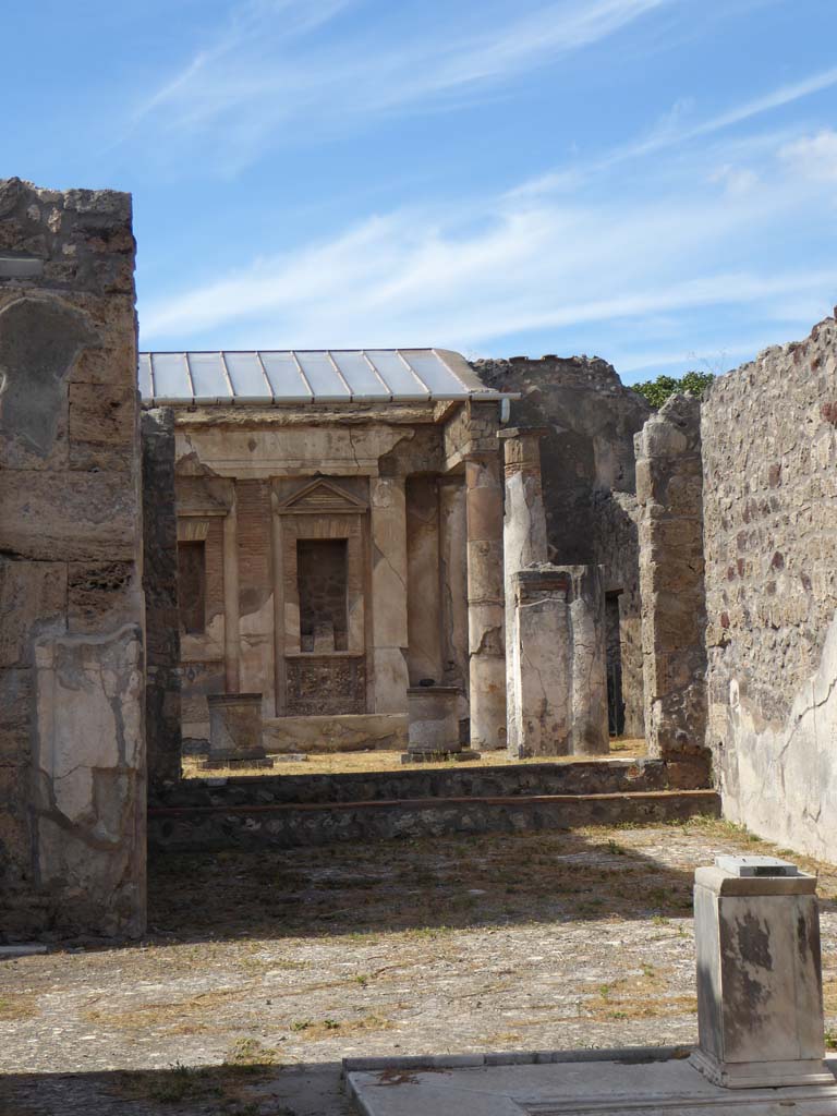 V.1.7 Pompeii. September 2017. Room 8, looking north across tablinum, with east wall, on right.
Foto Annette Haug, ERC Grant 681269 DÉCOR.