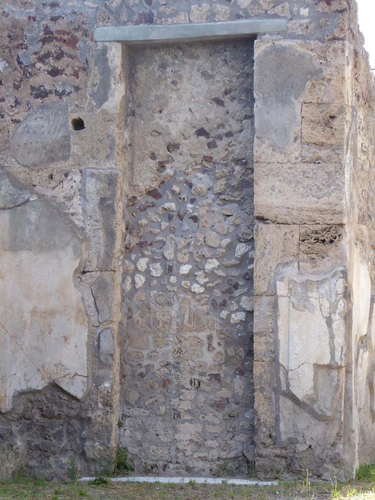 V.1.7 Pompeii. September 2018. Detail of blocked doorway on north-west side of atrium.
Foto Annette Haug, ERC Grant 681269 DÉCOR.