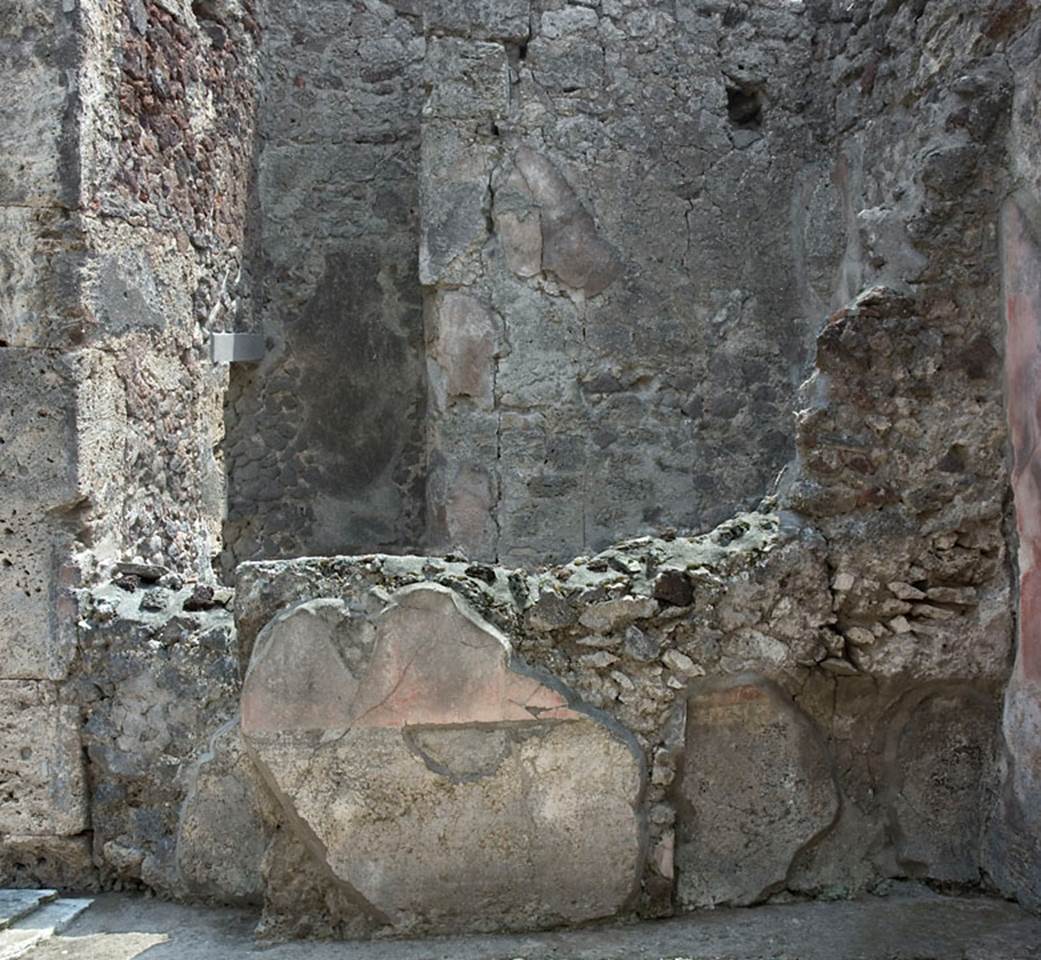 V.1.7 Pompeii. c.2005-7. Room 16, south wall, looking into room 17. Photo by Hans Thorwid. 
“In the south-west corner of that wall, at floor level, a 1.15 m wide, 0.75 m high, and max. 0.15 m deep niche, covered with plaster, and with remains of colour, is inserted into the wall. For a description of the wall, see room 17, north wall.”
Photo and words courtesy of the Swedish Pompeii Project.