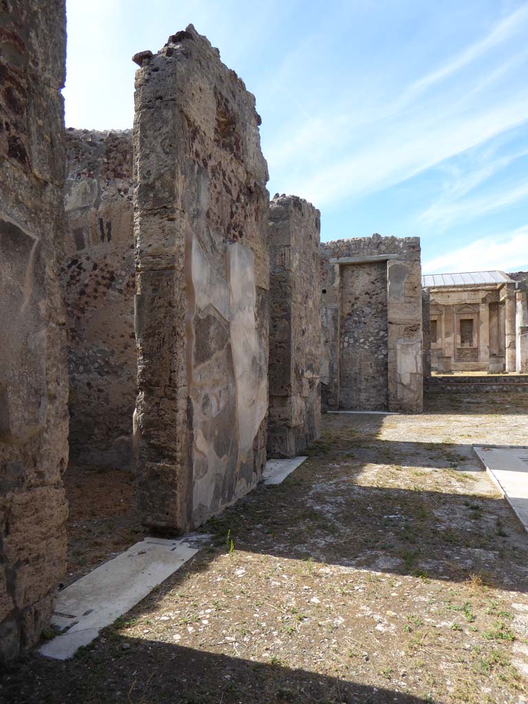 V.1.7 Pompeii. September 2017. 
Looking north along west side of atrium, with doorways to rooms 5, 6, and ala 7, and tablinum, on right.
Foto Annette Haug, ERC Grant 681269 DÉCOR.
