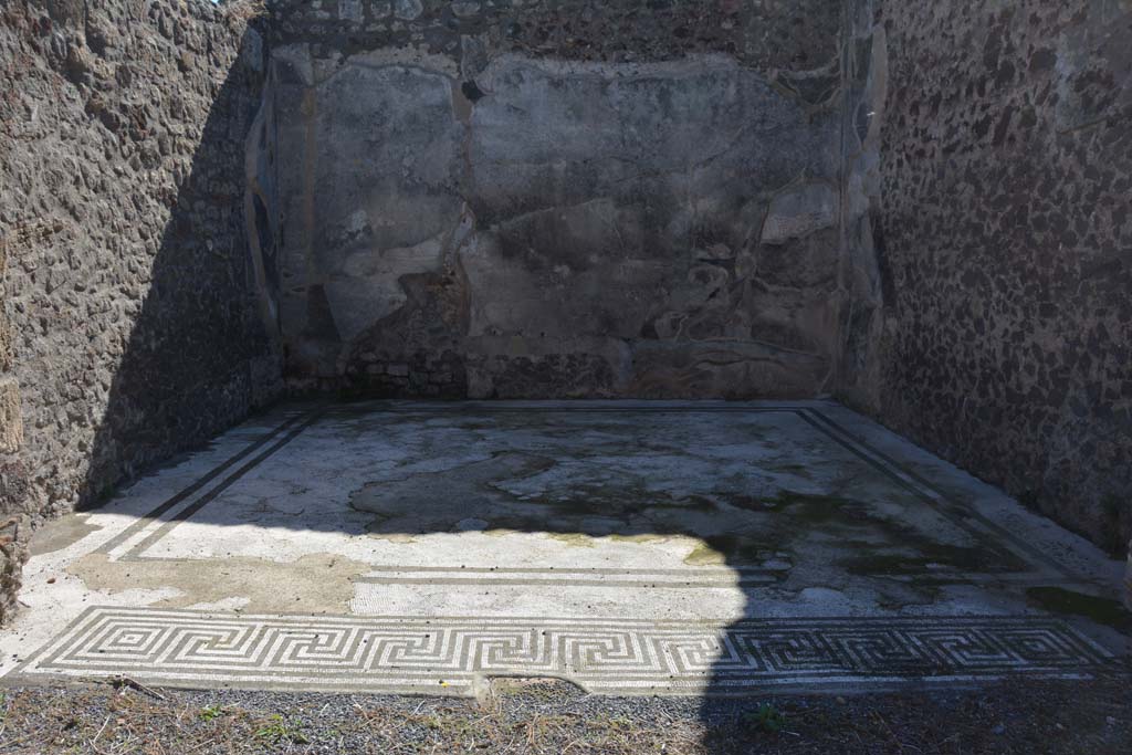 V.1.7 Pompeii. October 2019. Room 18, looking south into triclinium overlooking peristyle.
Foto Annette Haug, ERC Grant 681269 DÉCOR.