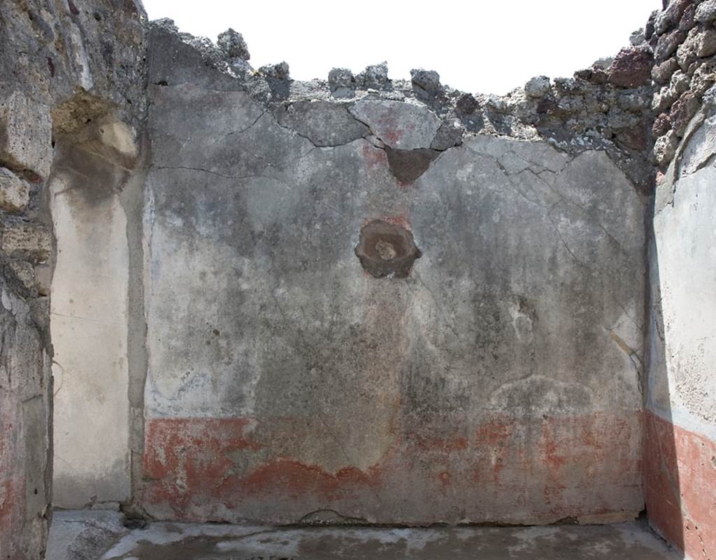 V.1.7 Pompeii. c.2005-7. Room 19, west wall with doorway into room 20, caldarium. Photo by Hans Thorwid. 
Photo courtesy of the Swedish Pompeii Project.