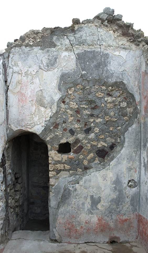 V.1.7 Pompeii. c.2005-7. 
Room 19, east wall and doorway from corridor “h2”. Photo by Hans Thorwid. 
Photo courtesy of the Swedish Pompeii Project.
