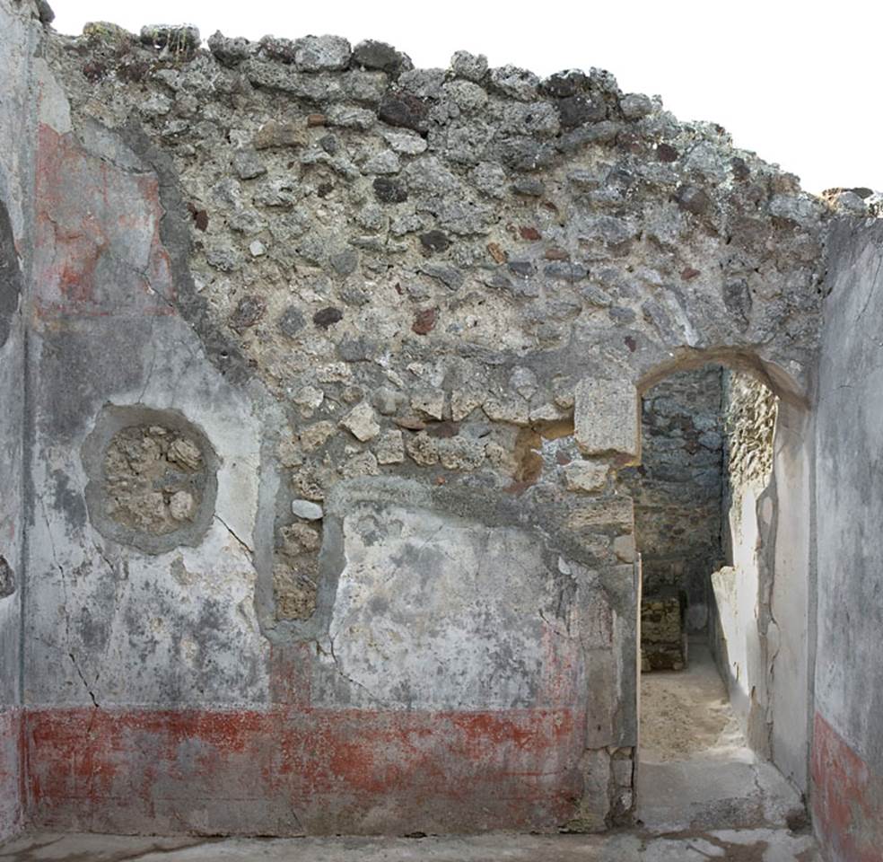 V.1.7 Pompeii. c.2005-7. 
Room 19, south wall and doorway unto caldarium 20. Photo by Hans Thorwid. 
Photo courtesy of the Swedish Pompeii Project.