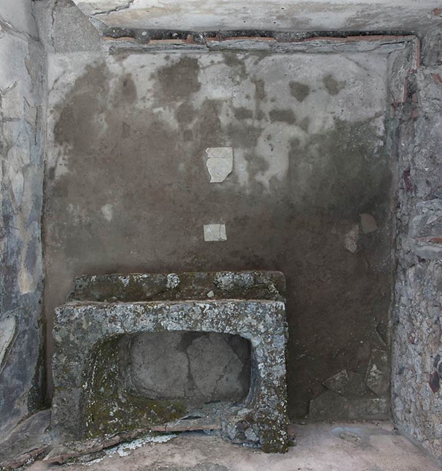 V.1.7 Pompeii. c.2005-7. 
Room 20, looking down towards flooring in caldarium, with basin against south wall. 
Photo by Hans Thorwid. 
Photo courtesy of the Swedish Pompeii Project.