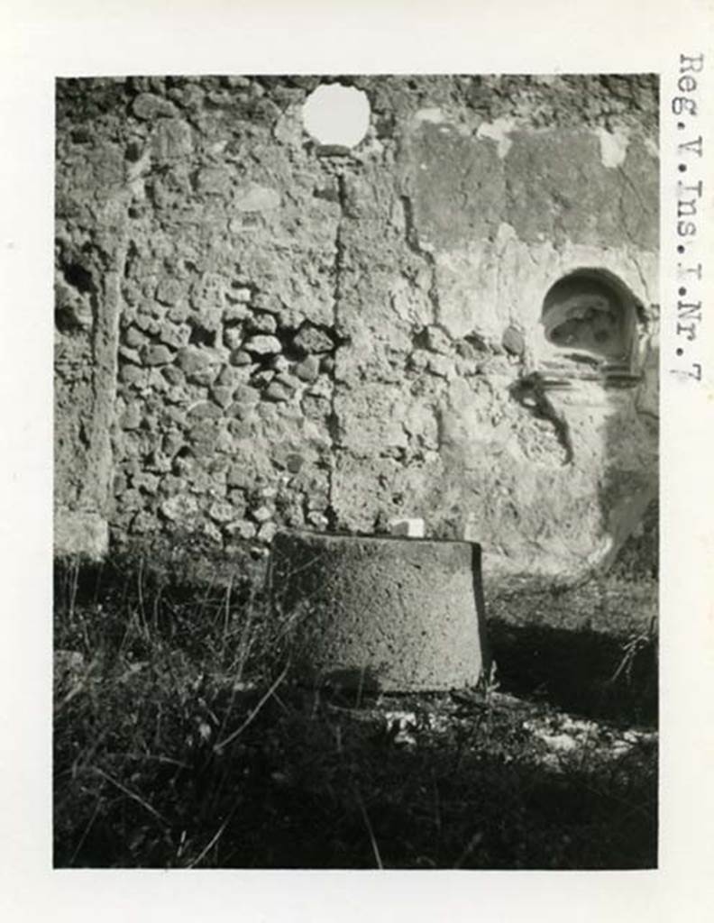 V.1.7 Pompeii. 1937-39. Looking towards east side of peristyle. Photo courtesy of American Academy in Rome, Photographic Archive. Warsher collection no. 1583a
