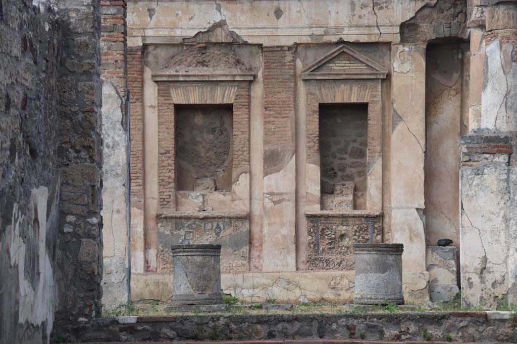 V.I.7 Pompeii. September 2017. Room 17, detail of north side of peristyle, across tablinum from entrance corridor.
Photo courtesy of Klaus Heese.