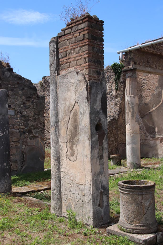 V.1.7 Pompeii. May 2024. 
Room “b”, looking north-west towards pilaster on south portico, with puteal. Photo courtesy of Klaus Heese.