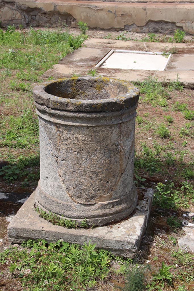 V.1.7 Pompeii. May 2024. Room “b”, puteal on south portico. Photo courtesy of Klaus Heese.