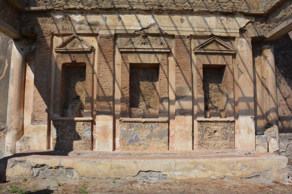 V.1.7 Pompeii. October 2019. Room 17, looking towards mosaic water feature on north side of peristyle.
Foto Annette Haug, ERC Grant 681269 DÉCOR.
